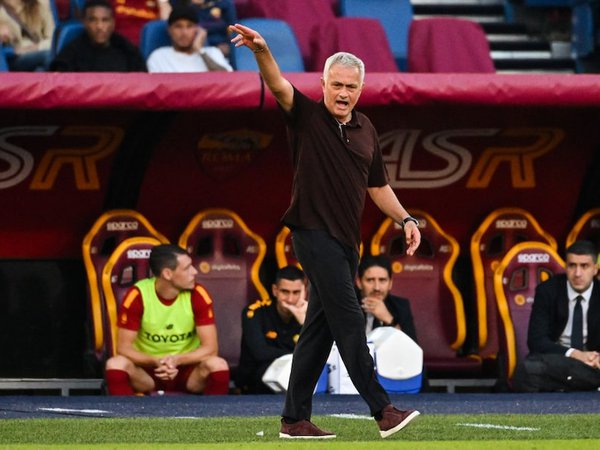 Bóng đá quốc tế 19/9: Mourinho nhận thẻ đỏ trong trận thua của AS Roma