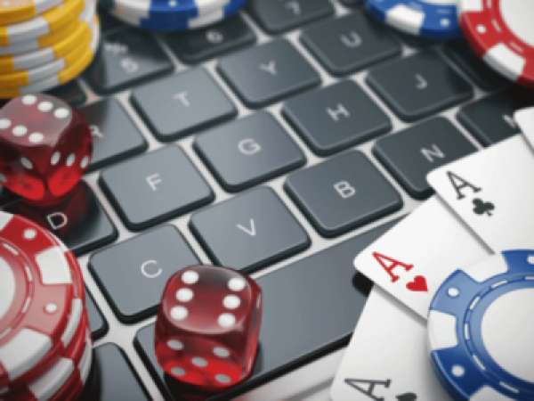 Tại các casino trực tuyến thường gọi Xì dách là Blackjack