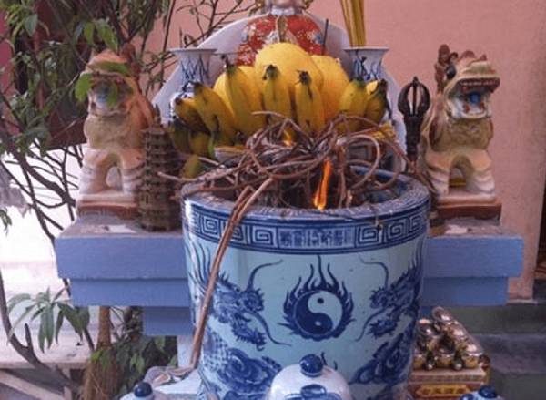 Mơ thấy lau dọn bát hương