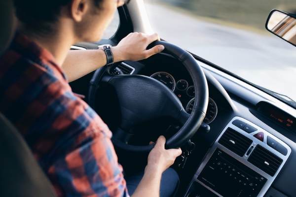 Mơ lái xe ô tô điềm báo tài lộc, sức khỏe hay cảnh báo?
