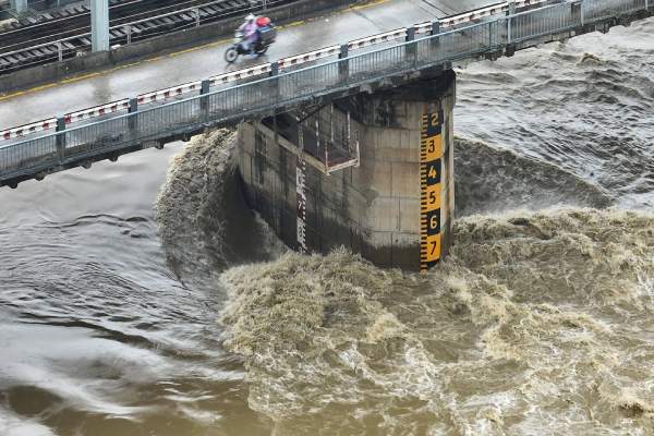 Mơ thấy nước chảy xiết gây lũ lụt