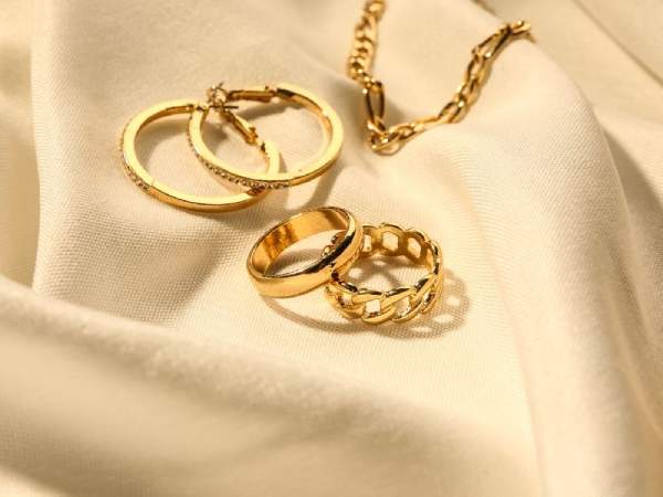 Mộng thấy cho nhẫn vàng người khác